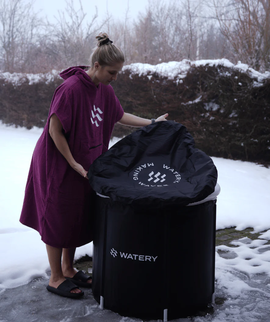 Watery oppustelig is badekar - Hero - Sort produktbillede med kvinde